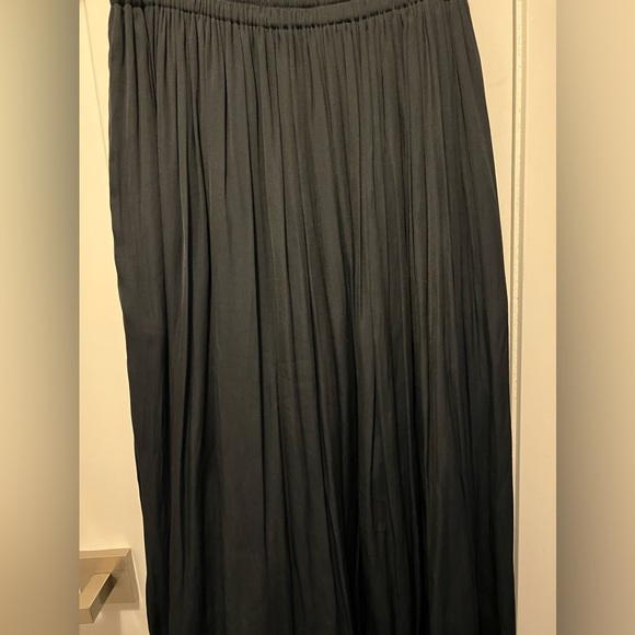 Uniqlo Black flowy ankle length skirt. Pleated. Size small - Picture 2 of 2